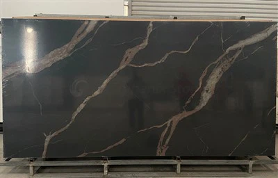 Спеченный камень с прожилками всего тела